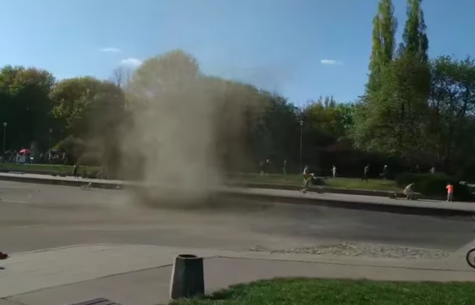 A dust devil in Pole Mokotowskie.  The recording was published online