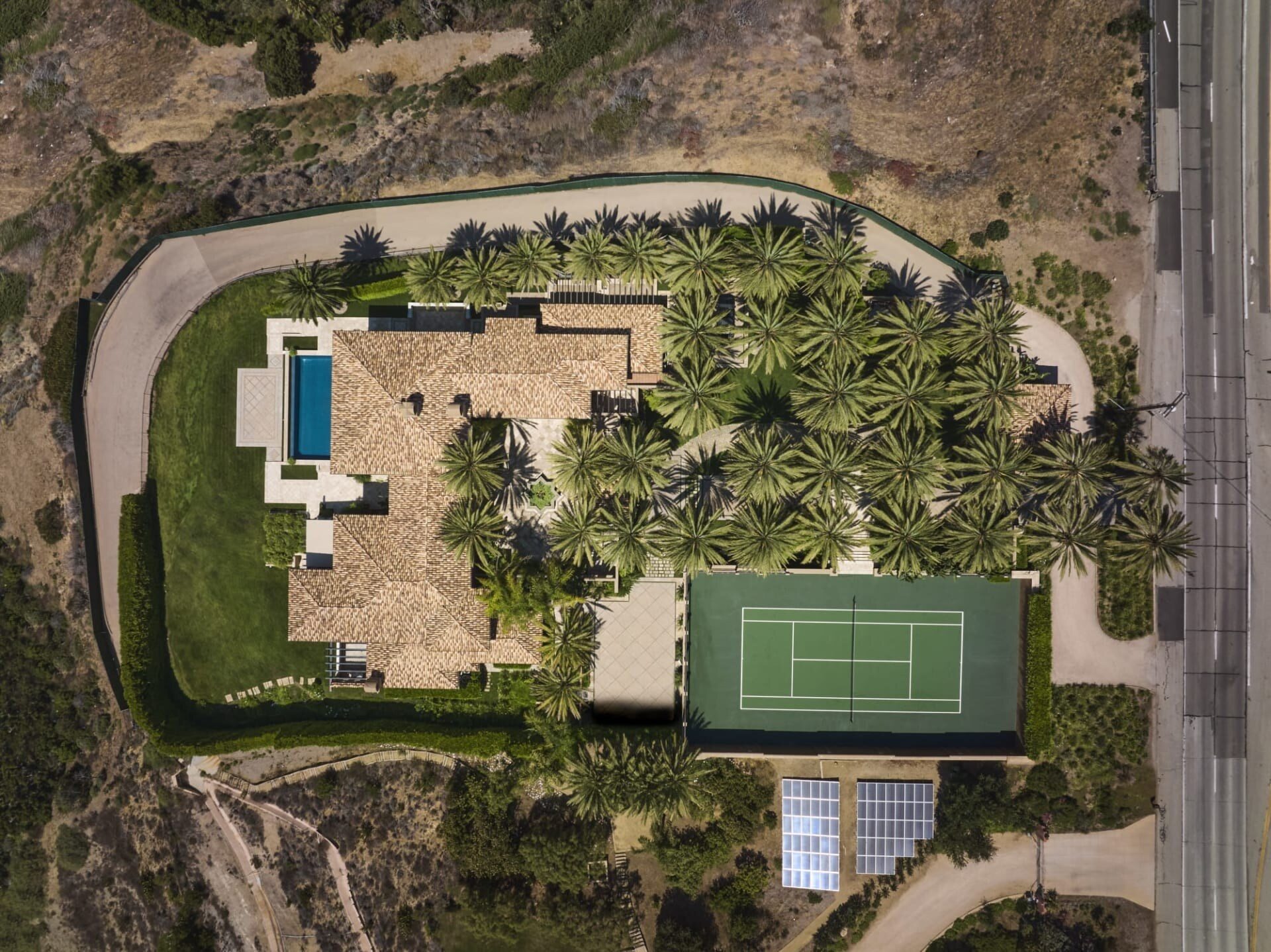 This is what Cher's unique house in Malibu looks like.  For $75 million you can live like her