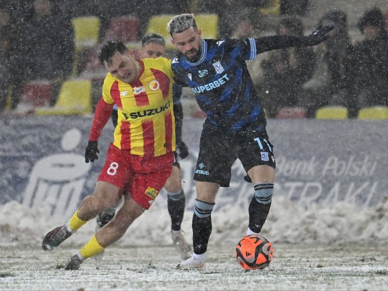 Lech Poznań winning the match in the snow.  Velde again provided valuable points