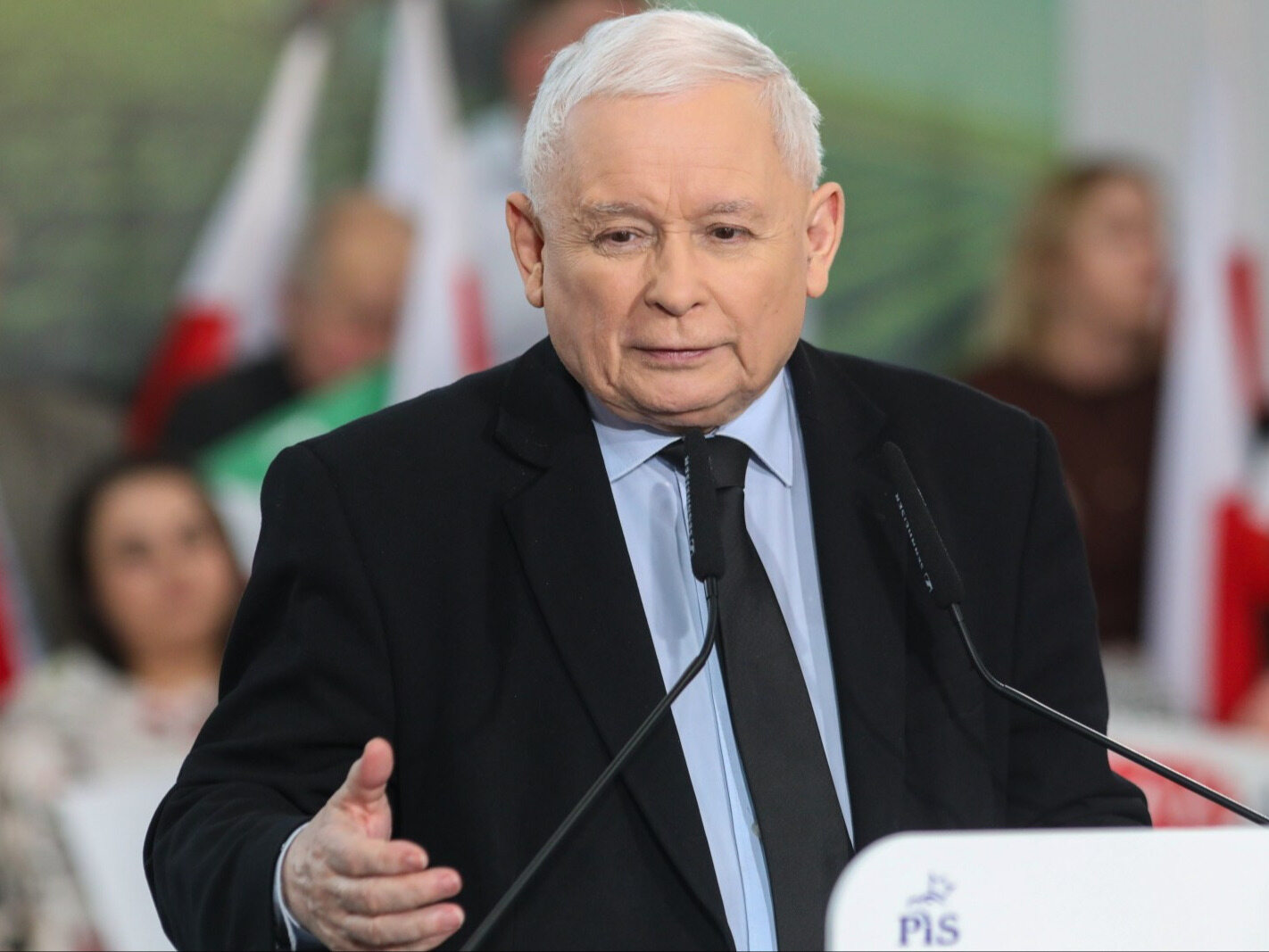 Jarosław Kaczyński suddenly changed his mind.  "The environment isolates the PiS president"