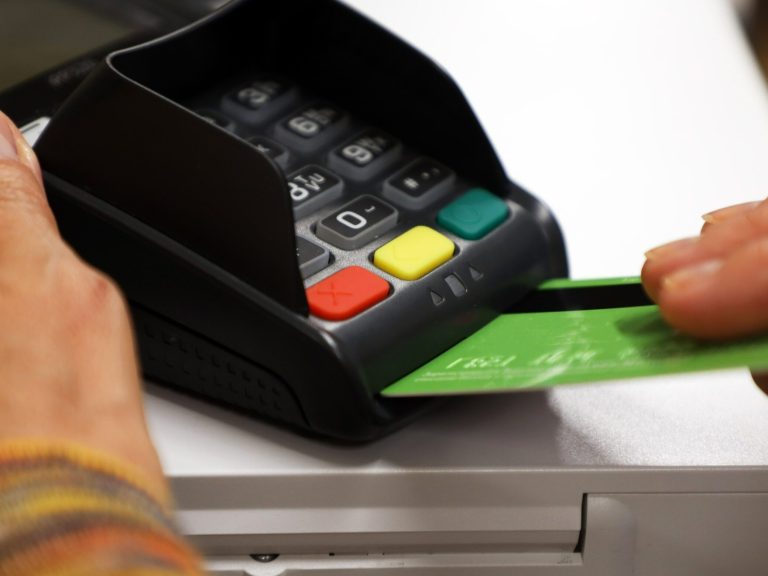 Can a store refuse to pay by card?  The regulations are clear