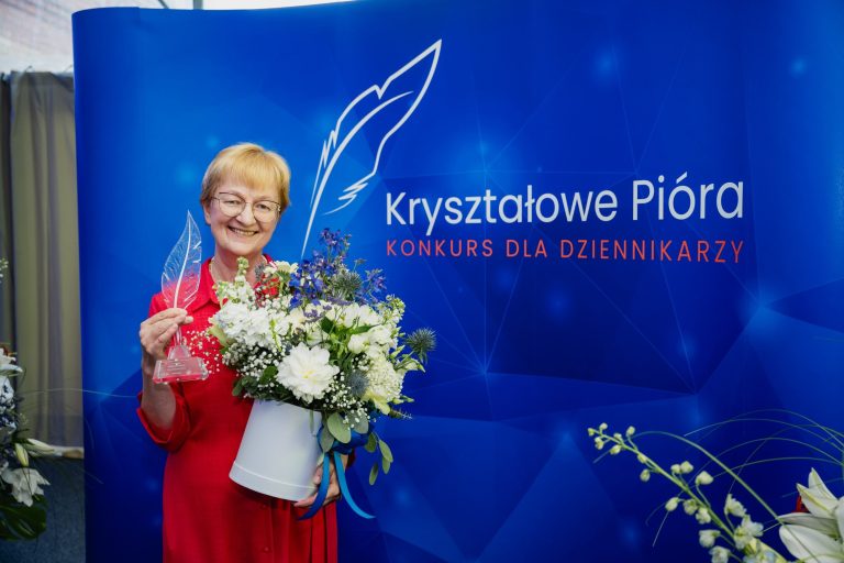Katarzyna Pinkosz from Wprost with the Kryształowe Pióro 2024 award. For an article combining oncology and cardiology