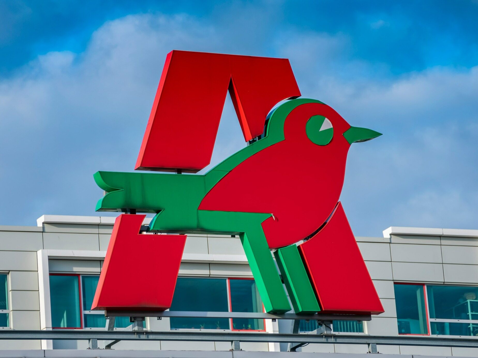 Sudden liquidation of the Auchan store.  Employees seize the goods, fearing loss of wages