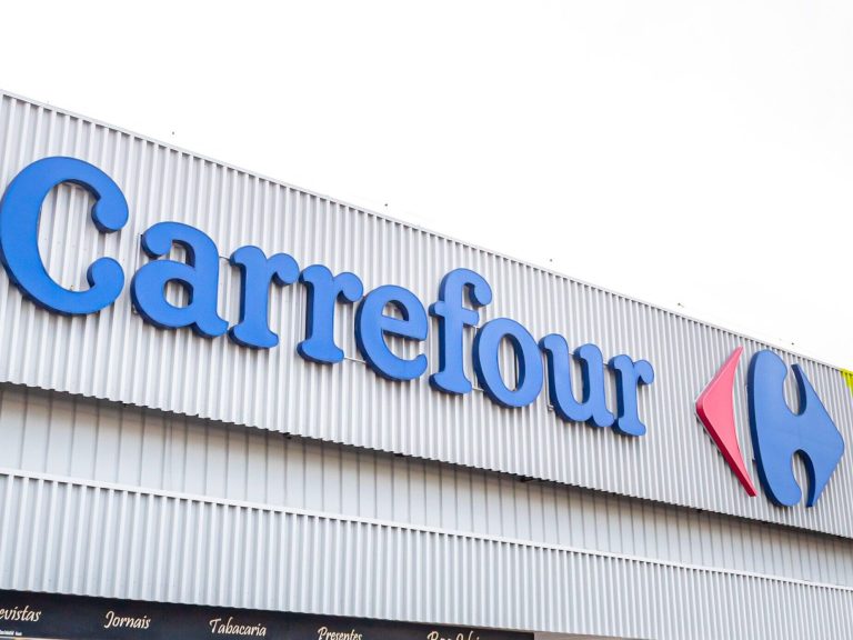 Carrefour introduces bottle vending machines. Initially, only in one city