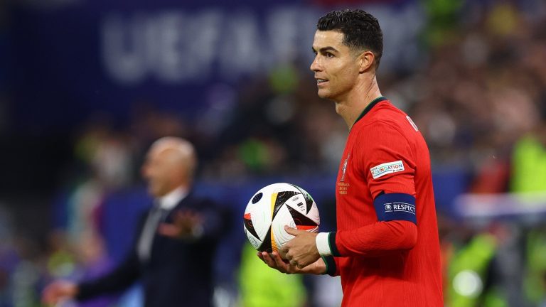 Cristiano Ronaldo approached a Polish referee and this happened. Beautiful pictures