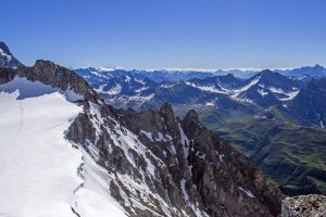Tragic climbing accident: Pole slips and falls from Mont Blanc