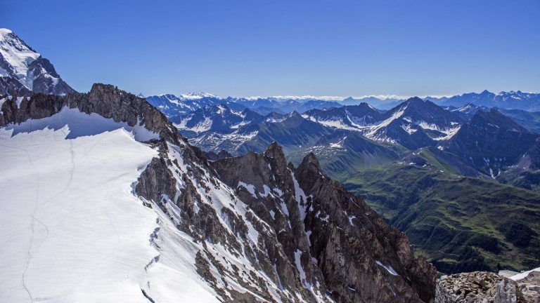 Tragic climbing accident: Pole slips and falls from Mont Blanc